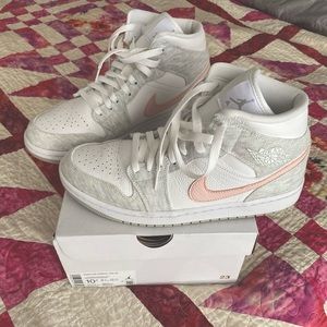 🤍Nike Womens Air Jordan 1 Mid SE 10.5